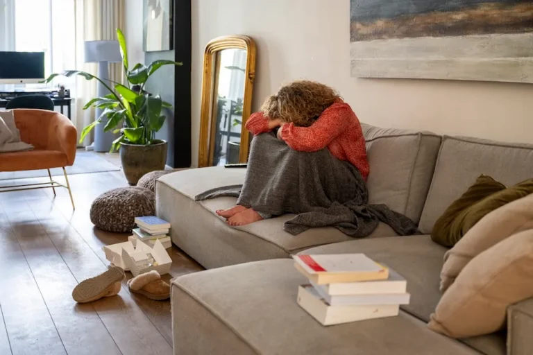 woman in therapy learning the difference between food phobia and arfid.